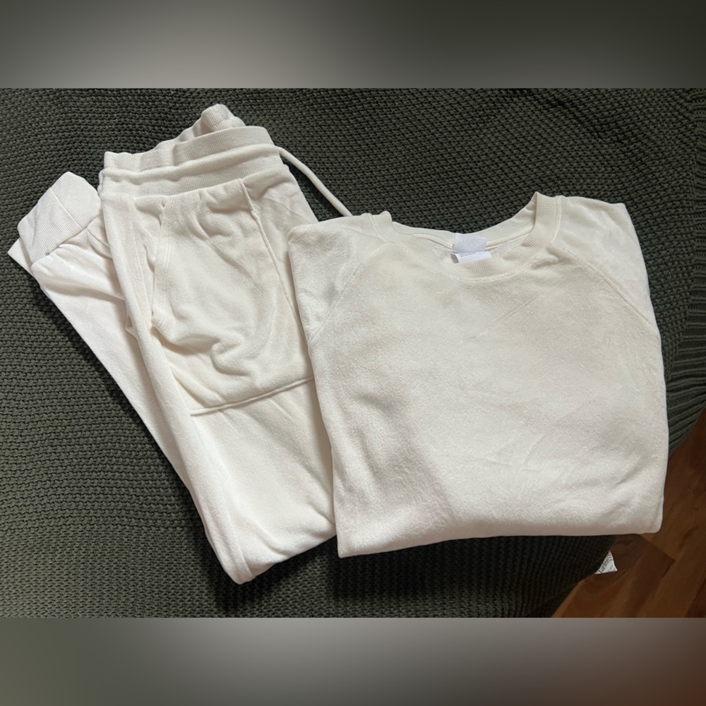 White Sweatshirt and Joggers Set